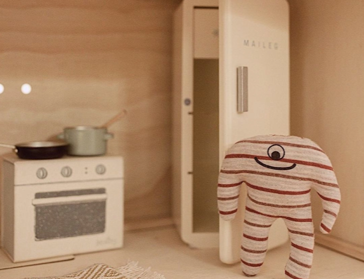 Redefining Body Positivity: Senna Case's Empowering Approach to Clothing Sizes